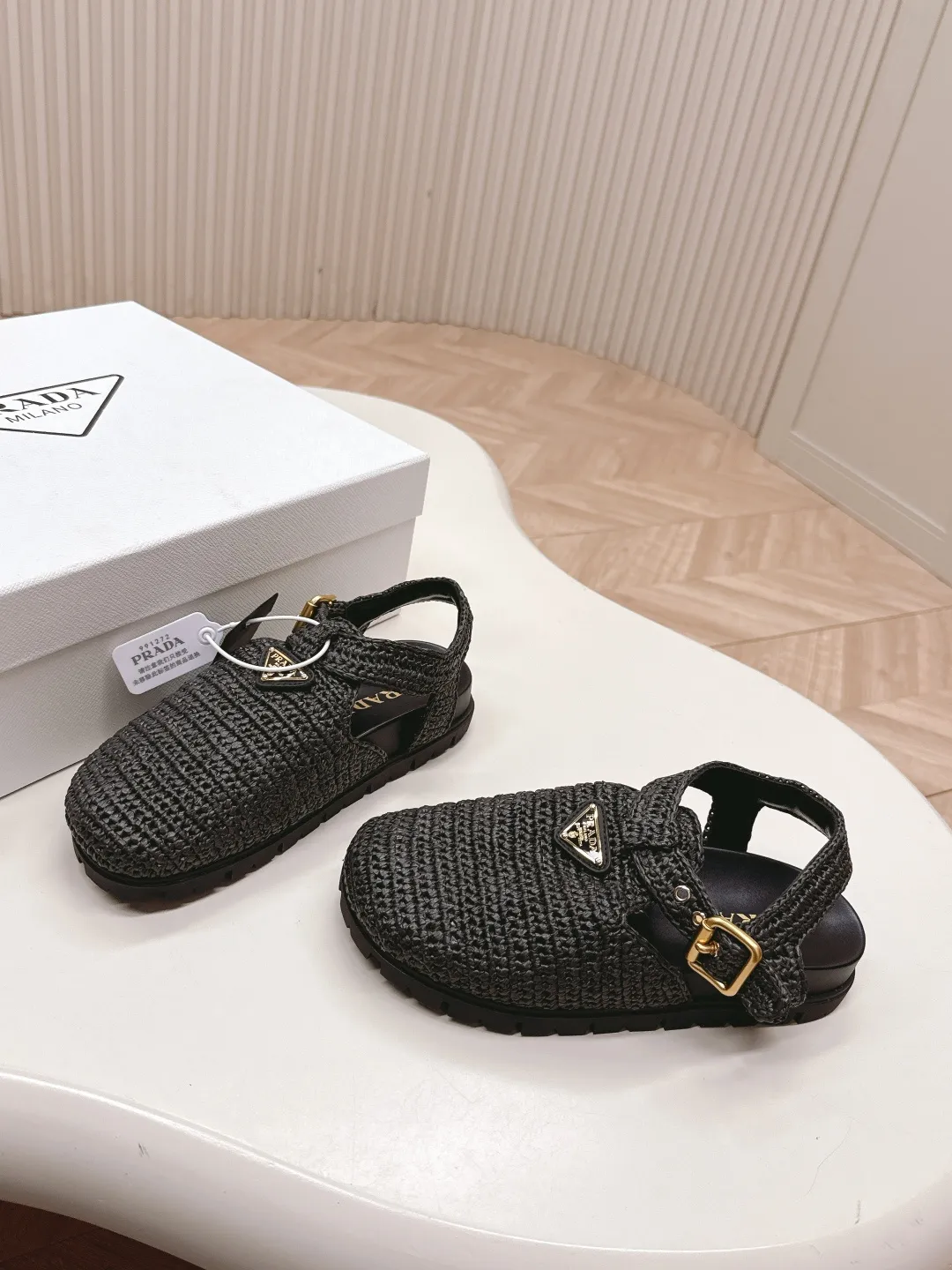 👟👟Ex-factory price 640👟👟 Original environmentally friendly PP paper material, high version prada Roman woven thick-soled rubber sandals, latest environmentally friendly ♻️PP material, high price, fully handmade crochet, just like knitting sweaters, slow work and meticulous work, retro fashionable and avant-garde thick-soled soles with rubber uppers, retro wood grain to meet the various choices of fashionable people of different styles! The iconic metal triangle logo is paired with the shape of ancient beach sandals. Every design element is fashionable! Code number 35-41